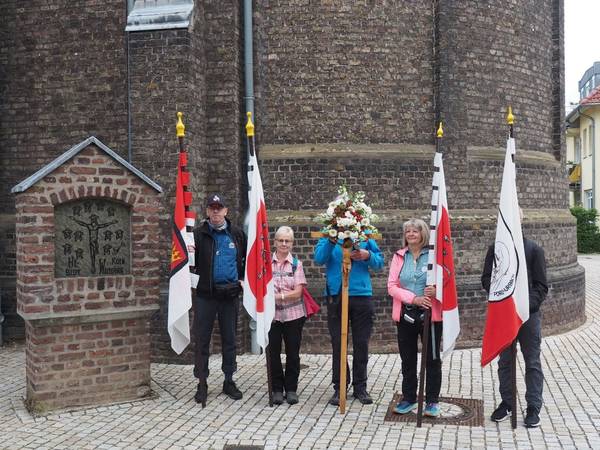 Start der Pilgergruppe Köln mit Fahnen