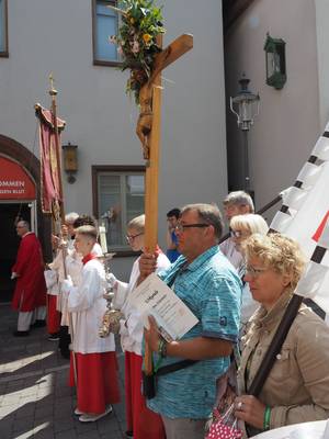 Pilgergruppe Köln beim Einzug in die Wallfahrtsbasilika