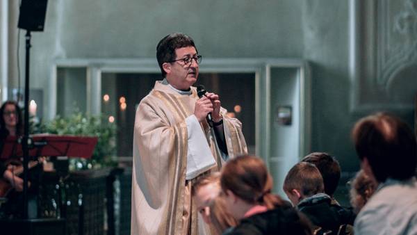 Pater Josef Bregular OFM Conv. während der Predigt